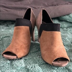 Anne Klein Tan and Black Peep-Toe Heels